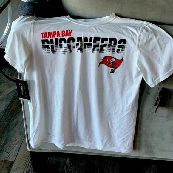 Buccaneers Medium Nike Tee - Picture 1 of 4